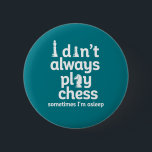 Bóton Redondo 5.08cm Jogador de xadrez engraçado Eu nem sempre jogo xad<br><div class="desc">Eu nem sempre jogo xadrez. Às vezes estou dormindo. Engraçado design de xadrez vintage para aqueles que adoram jogar xadrez. Legal mercadoria estratégica de jogos de conselho para amante de xadrez e membro do clube de xadrez. Perfeito para nerd e geeks que participam da competição de xadrez, torneio de xadrez...</div>