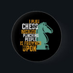 Bóton Redondo 5.08cm Jogador De Xadrez Engraçado Prendendo Pessoas É De<br><div class="desc">Eu Toco Xadrez Porque Punir Pessoas é Rodeado no Jogo do Conselho. Engraçado design do jogador de xadrez vintage para amante de xadrez e membro do clube de xadrez. Esta legal mercadoria de placa de jogos é excelente para jogo de xadrez, torneio de xadrez ou competição de xadrez. Vista isto...</div>