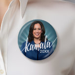 Bóton Redondo 5.08cm Kamala Harris 2024 - brasão azul com nome de scrip<br><div class="desc">Uma bela design para o Vice-Presidente dos Estados Unidos - Kamala Harris. Um design não tradicional com uma foto de Kamala Harris e fundo de raios lacrimogêneos.</div>
