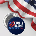 Bóton Redondo 5.08cm Kamala Harris for President 2024 Dark Blue<br><div class="desc">Kamala Harris para o Presidente 2024 Eletion marinho Blue button com bandeira americana. Correto,  branco e design azul para um democrata patriótico votando nas eleições presidenciais.</div>