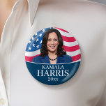 Bóton Redondo 5.08cm Kamala Harris para Presidente - Flag<br><div class="desc">Uma bela design para o Vice-Presidente dos Estados Unidos - Kamala Harris. Um design tradicional com uma bandeira americana e uma foto de Kamala Harris</div>