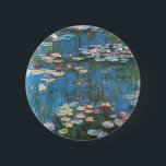 Bóton Redondo 5.08cm Lírios de Claude Monet, Impressionismo venenoso<br><div class="desc">Waterlily (1914), de Claude Monet, é uma pintura impressionista de arte natural. Uma das muitas variações das pinturas florais de lírio-d'água que Monet pintou pelo lago em seu jardim floral em Giverny, França. Sobre o artista: Claude Monet (1840-1926) foi o fundador do movimento de pintura impressionista francês, com a maioria...</div>