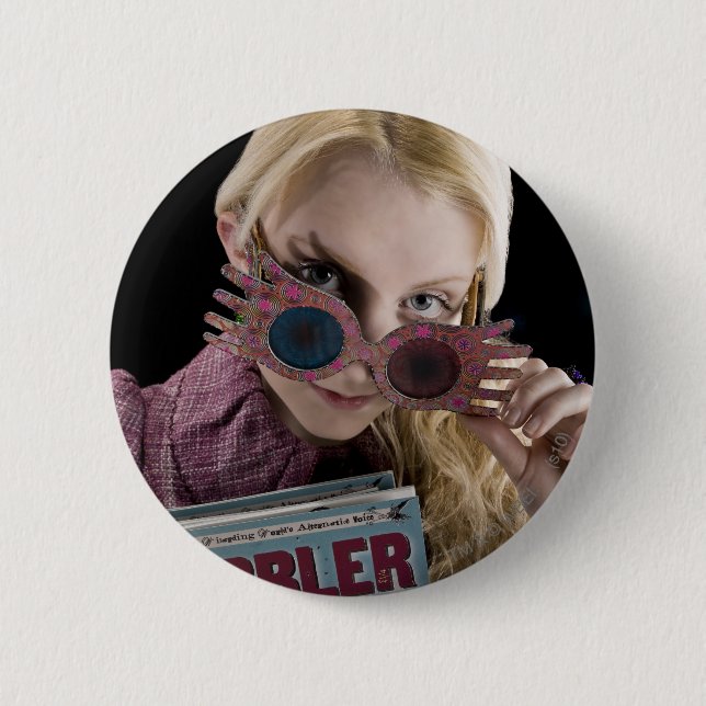 Bóton Redondo 5.08cm Luna Lovegood Peeks Sobre Óculos (Frente)