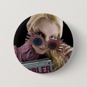 Bóton Redondo 5.08cm Luna Lovegood Peeks Sobre Óculos