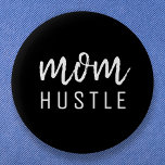 Bóton Redondo 5.08cm Mãe Hustle | Dia de as mães Preto de Script Modern<br><div class="desc">Simples,  na moda,  "Mãe Hustle" costuma citar a design de arte em uma tipografia moderna minimalista escrita a preto,  que pode ser facilmente personalizada para o dom perfeito do Dia de as mães.</div>