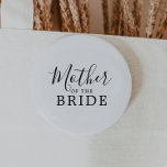Bóton Redondo 5.08cm Mãe Minimalista do Chá de panela Noiva<br><div class="desc">Esta mãe minimalista do botão de chá de panela da noiva é perfeita para um simples chá de casamento. A design romântica moderna apresenta a tipografia clássica, em preto e branco, emparelhada com uma caligrafia rústica, mas elegante, com estilo voltado para a mão. Personalizável em qualquer cor. Mantenha o design...</div>