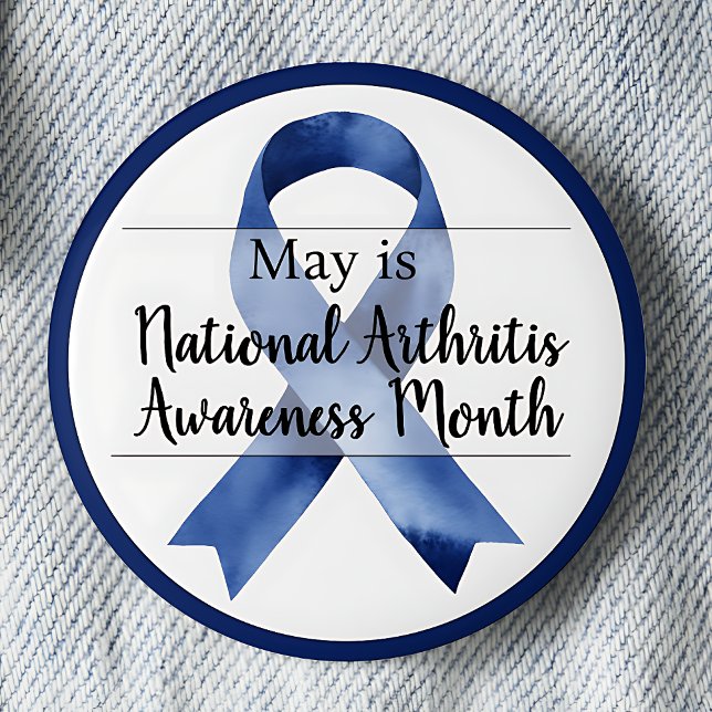Bóton Redondo 5.08cm Maio Mês de Conscientização sobre a Artrite (Blue awareness ribbon. May is National Arthritis Awareness Month pinback button.)