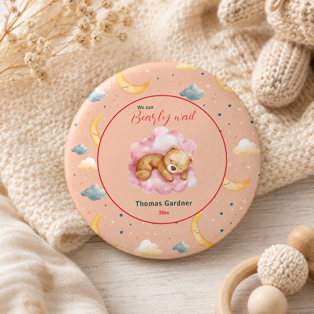 Bóton Redondo 5.08cm Mal Podemos Esperar Menino Urso Churrasco de Bebê  (We Can Bearly Wait Boy Cute Bear Baby Shower Button)