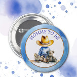 Bóton Redondo 5.08cm Mamãe a ser de um cowboy lil | CHÁ DE FRALDAS<br><div class="desc">Oh,  rapaz,  é um Cowboy Lil! Mamãe azul e marrom para ser boteca com um garotinho em um chapéu de vaqueiro sentado com um ursinho,  trem e pintinho. O chá de fraldas do garoto rústico do campo e oeste.</div>