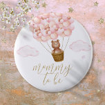Bóton Redondo 5.08cm Mamães A Serem Chá de fraldas De Garota Rosa<br><div class="desc">Personalize para mamães,  pais,  tia,  vovó-a-ser ou qualquer outra pessoa que compartilhe suas boas notícias e chás de fraldas. Projetado por Thisnotme©</div>