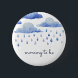 Bóton Redondo 5.08cm Membro da Família Personalizada de Chás de fraldas<br><div class="desc">Crie seus próprios botões personalizados de membro da família personalizada das nuvens de aquarelas do Chá de fraldas usando esses modelos pelo Cali Graphics. Este design bonito apresenta nuvens de aquarela e gotas de chuva e tipografia elegante. Personalize esses botões clicando em "Personalizar" e insira seu texto nas caixas de...</div>