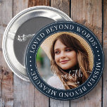 Bóton Redondo 5.08cm Memorial Amava Além Das Palavras Foto Chic Elegant<br><div class="desc">Este design simples e clássico é composto por tipografia serif e adiciona uma foto personalizada. "Amado além das palavras,  perdido além das medidas"</div>