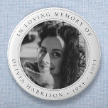 Bóton Redondo 5.08cm Memorial Elegante | Funeral Favor Preto e Branco<br><div class="desc">Elegante, botão chic funerário para celebrar a memória do seu ente querido num estilo moderno de design minimalista num simples fundo branco limpo. O design pode ser facilmente personalizado com sua própria foto e texto para criar um tributo especial para o funeral, memorial ou celebração da vida do seu ente...</div>