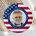 Bóton Redondo 5.08cm Memorial Fotográfico Personalizado 2 da Bandeira A<br><div class="desc">Honre o seu amado com um botão patriótico personalizado de memorial de fotos. Este único botão militar é o presente perfeito para si, para a família ou para os amigos, para prestar homenagem a um veterano militar, soldado militar, exército, fuzileiros navais ou soldado caído. Este ornamento patriótico memorial apresenta uma...</div>