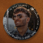 Bóton Redondo 5.08cm Memorial Moderno | Foto de homenagem funerária<br><div class="desc">Botão moderno e simples para celebrar a vida do seu amado num estilo moderno de design minimalista. O design pode ser facilmente personalizado com sua própria foto e texto para criar um tributo especial para o funeral, memorial ou celebração da vida do seu ente querido. A imagem mostrada é apenas...</div>