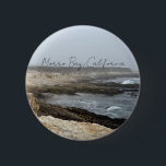 Bóton Redondo 5.08cm Morro Bay California Coastal Photography<br><div class="desc">A foggy overcast day in Morro Bay California with the ocean waves hitting the rocks on the shore in this beach photograph souvenir. This seaside travel photo keepsake button features black cursive script above the beach rocks and grey sky.</div>