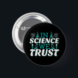Bóton Redondo 5.08cm Na Science We Trust Cote - Professor<br><div class="desc">Na citação de Science We Trust. A ciência bonita, artística, engraçada fala com uma reviravolta religiosa. Arte tem microscópio e equipamento experimental de frasco para professora de ciências masculina ou feminina. > Use para a apreciação de professores de Ciência, Química, Biologia ou geek de Física, ou crianças nerd de cientistas....</div>