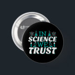 Bóton Redondo 5.08cm Na Science We Trust Cote - Professor<br><div class="desc">Na citação de Science We Trust. A ciência bonita, artística, engraçada fala com uma reviravolta religiosa. Arte tem microscópio e equipamento experimental de frasco para professora de ciências masculina ou feminina. > Use para a apreciação de professores de Ciência, Química, Biologia ou geek de Física, ou crianças nerd de cientistas....</div>