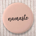 Bóton Redondo 5.08cm Namaste | Meditação de Ioga Moderna Pica Rosa<br><div class="desc">Simples, na moda, "namaste" cita design de arte na moderna tipografia de escrita manuscrita minimalista num fundo cor-de-rosa pastel. O slogan pode ser facilmente personalizado com suas próprias palavras para um presente perfeito para um coelhinho de yoga ou amante de pilates! Namasté significa literalmente "cumprimentos a você". Nos Vedas, a...</div>