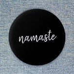 Bóton Redondo 5.08cm Namaste | Meditação Espiritual Moderna Yoga Negra<br><div class="desc">Simples, na moda, "namaste" cita a design de arte na moderna tipografia de escrita manuscrita minimalista num fundo negro e ousado. O slogan pode ser facilmente personalizado com suas próprias palavras para um presente perfeito para um coelhinho de yoga ou amante de pilates! Namasté significa literalmente "cumprimentos a você". Nos...</div>