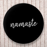 Bóton Redondo 5.08cm Namaste | Meditação Espiritual Moderna Yoga Negra<br><div class="desc">Simples, na moda, "namaste" cita a design de arte na moderna tipografia de escrita manuscrita minimalista num fundo negro e ousado. O slogan pode ser facilmente personalizado com suas próprias palavras para um presente perfeito para um coelhinho de yoga ou amante de pilates! Namasté significa literalmente "cumprimentos a você". Nos...</div>