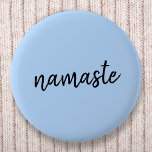 Bóton Redondo 5.08cm Namastê | Saltação Espiritual de Yoga Azul Pastel<br><div class="desc">Simples, na moda, "namaste" cita design de arte na moderna tipografia de escrita manuscrita minimalista num fundo azul pastel. O slogan pode ser facilmente personalizado com suas próprias palavras para um presente perfeito para um coelhinho de yoga ou amante de pilates! Namasté significa literalmente "cumprimentos a você". Nos Vedas, a...</div>
