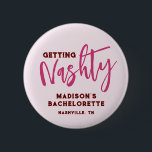 Bóton Redondo 5.08cm Nashville Bachelorette Personalize Nashty<br><div class="desc">Botão Personalizado de Percurso Amigos do Fim de Semana da Festa de solteira Personalizada ou Raparigas com texto e texto editáveis com data de viagem,  destino ou local,  nome e citação divertida como "Obter Nashty" em rosa e burgundy.</div>