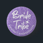 Bóton Redondo 5.08cm Noiva Bachelorette Pin Violet<br><div class="desc">O pino de brilho com a inscrição Bride Tribe para Chá de panela ou Festa de solteira parecerá excelente com qualquer equipamento. O pino pode ser personalizado com o nome de Bride ou quaisquer outros detalhes. Estão disponíveis diferentes opções de cor. O pino de correspondência com a mesma cor e...</div>