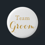 Bóton Redondo 5.08cm Noivo da equipe do casamento do ouro branco<br><div class="desc">Este é botões roxos do noivo da equipe do casamento com texto da sombra da gota no ouro. É o melhor para o partido nupcial vestir-se na festa de solteira,  no chá de panela,  no ensaio wedding,  nos chás de casamento,  nos almoços e no jantar de ensaio.</div>