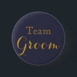 Bóton Redondo 5.08cm Noivo Dourado azul da equipe do casamento<br><div class="desc">Este é botões azuis do noivo da equipe do casamento com texto da sombra da gota no ouro. É o melhor para o partido nupcial vestir-se na festa de solteira,  no chá de panela,  no ensaio wedding,  nos chás de casamento,  nos almoços e no jantar de ensaio.</div>