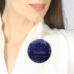 Bóton Redondo 5.08cm Nome de etiqueta azul-marinho de aniversário<br><div class="desc">Um presente ou favor de festa para um aniversário de 18 anos (ou qualquer idade). Fundo azul marinho, a cor azul é irregular. Decorado com falso brilho prateado. Personalizar e adicionar uma data, nome e idade/evento. Cartas brancas. Pode ser usado como um nome de etiqueta ou como um Salvar a...</div>