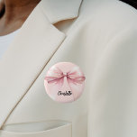 Bóton Redondo 5.08cm nome de etiqueta rosa arco<br><div class="desc">Um fundo cor-de-rosa pincelado e suave. Decorado com um arco grande. Personalize e adicione seu nome. Script de estilo manuscrito preto.</div>