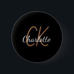 Bóton Redondo 5.08cm Nome minimalista das iniciais do monograma de ouro<br><div class="desc">Fundo preto,  ouro e texto branco. Personalize e adicione suas iniciais e nome do monograma. O nome é escrito com um script de estilo escrito à mão sul.</div>