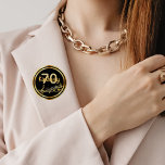 Bóton Redondo 5.08cm notas de ouro de 70-aniversário em preto na moda<br><div class="desc">Fundo preto com notas falsas de música dourada para uma festa de aniversário 70. Com uma falsa armação de ouro. Modelos para idade e nome. O nome é escrito em um script de estilo manuscrito. Ouro e número.</div>