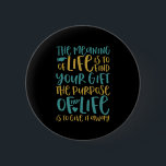 Bóton Redondo 5.08cm O Significado De Uma Citação Inspiradora Da Vida<br><div class="desc">O significado da vida é encontrar seu presente. O objetivo é doá-lo. Design de citação inspiracional e motivacional com afirmações positivas e slogan de vida. Legal mercadoria tipográfica com mensagem de empoderamento e uplifação para aumentar seu espírito. Espalhar estas palavras de sabedoria e inspirar os outros a serem fortes, corajosos,...</div>