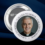 Bóton Redondo 5.08cm Ordenação de Sacerdotes Colar do Padre Pastor<br><div class="desc">Perfeito para Domingo de Satisfação, aniversários de ordenação, ou qualquer ocasião para homenagear o clero, este alfinete serve como um símbolo significativo de apreço e respeito por aqueles que dedicam suas vidas a servir Cristo e Sua Igreja. O fundo branco garante que o padre permaneça o ponto focal, fazer que...</div>