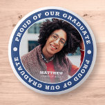 Bóton Redondo 5.08cm Orgulho do nosso Formando 20XX | Graduação<br><div class="desc">Este design simples e clássico é composto por tipografia serif e adiciona uma foto personalizada.</div>