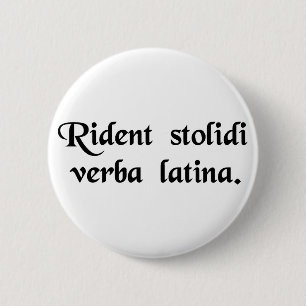 Bóton Redondo 5.08cm Os tolos riem da língua Latin
