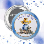 Bóton Redondo 5.08cm Pai de ser de um cowboy lil | CHÁ DE FRALDAS<br><div class="desc">Oh,  rapaz,  é um Cowboy Lil! Pai de bebê azul e castanho para ser botões que apresentam um menino pequeno em um chapéu de vaqueiro sentado com um ursinho de pelúcia,  trem e pintinho de bebê. O chá de fraldas do garoto rústico do campo e oeste.</div>