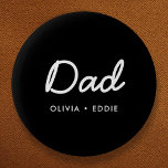 Bóton Redondo 5.08cm Pai moderno | Kids Names Script Dia de os pais Bla<br><div class="desc">Design de arte personalizada simples, Pai na moda, em uma tipografia de script manuscrito contemporâneo em um estilo moderno minimalista em um fundo preto que pode ser facilmente personalizado com o nome ou mensagem pessoal de seus filhos. O presente perfeito para o seu pai especial no seu aniversário, dia de...</div>