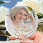Bóton Redondo 5.08cm Para Sempre Em Nossos Corações Nome Fotográfico Me<br><div class="desc">Lembre-se do seu amado com este botão de manejo de tributo de recordação de fotos com sua foto, seu texto personalizado e o título FOREVER EM NOSSOS CORAÇÕES em uma tipografia de script de caligrafia de rico acentuada com corações na sua escolha de texto e cores cardíacas para mostrar em...</div>