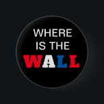 Bóton Redondo 5.08cm Parede presidencial americana engraçada da<br><div class="desc">Botão presidencial americano engraçado da parede da construção 

"Onde é a parede" no design vermelho,  branco e azul corajoso grande da pia batismal 
Fundo preto 
Cores customizáveis</div>