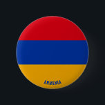 Bóton Redondo 5.08cm Patriótico encantador do Sinalizador Armênia<br><div class="desc">Botão Patriótico Armador encantador com a bandeira Armênia impressa por todo o botão. O nome do país é sutilmente integrado no design na parte inferior. O texto é totalmente personalizável usando o recurso "Personalizar!". Este lindo Botão Armênia é o presente na moda para qualquer ocasião. © 2022 PaísesDoMundo</div>