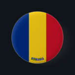 Bóton Redondo 5.08cm Patriótico encantador do Sinalizador da Romênia<br><div class="desc">Botão Patriótico do Sinalizador Romeno encantador com a bandeira romena impressa por todo o botão. O nome do país é sutilmente integrado no design na parte inferior. O texto é totalmente personalizável usando o recurso "Personalizar!". Este lindo Botão Romeno é o presente na moda para qualquer ocasião. © 2021 PaísesDoMundo...</div>