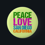 Bóton Redondo 5.08cm Peace Love San Diego California<br><div class="desc">Um presente legal de San Diego California para um californiano em cores de neon vintage e um fundo amarelo bonito. Ele lê Peace Love San Diego em bonito fonte multicolorida.</div>