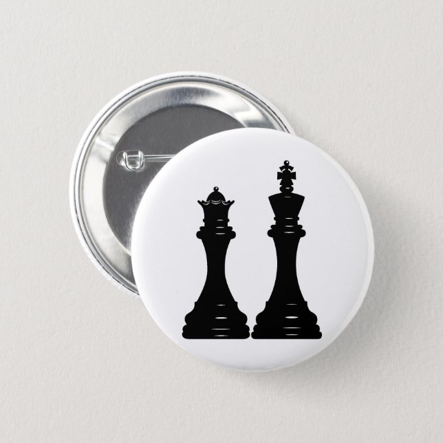 Peças de xadrez do rei e da rainha em pé em igual quantidade de