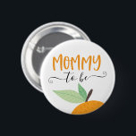 Bóton Redondo 5.08cm Pequena Mamãe De Laranja De Citrus Cutie A Ser Bot<br><div class="desc">Avise a todos no chá de fraldas quem a Mamãe está com esse pino fofo! Veja a coleção inteira para mais itens correspondentes!</div>
