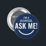 Bóton Redondo 5.08cm Pergunte-me o Pinback do Crachá do Voluntário Azul<br><div class="desc">Peça-me o botão Pinback do Crachá de Voluntariado Azul do Marinho Personalizado,  com texto de tipografia ousado e atraente,  que parece um emoji sorridente. Sorria,  ajuda,  Voluntário,  presentes de Voluntários,  bonitinhos,  vibrantes,  audazes,  brilhantes,  infantis,  ajudando uns aos outros,  pedindo ajuda</div>