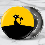 Bóton Redondo 5.08cm Personalização de Cartoon Whimsical de Gato legal<br><div class="desc">Uma silhueta branca de um gato preto sentado no topo de uma colina com fundo amarelo.</div>