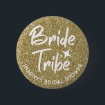 Bóton Redondo 5.08cm Pino Chá de panela de Tribo Brilhante Dourado<br><div class="desc">O pino de brilho com a inscrição Bride Tribe para Chá de panela ou Festa de solteira parecerá excelente com qualquer equipamento. O pino pode ser personalizado com o nome de Bride ou quaisquer outros detalhes. Estão disponíveis diferentes opções de cor. O pino de correspondência com a mesma cor e...</div>